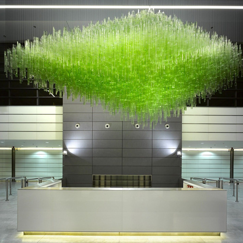 Lustre en verre vert dans le hall du restaurant