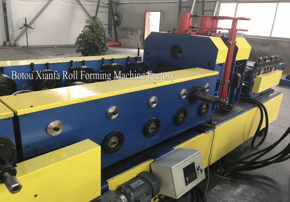 Interchangeable C Z purlin forming machine