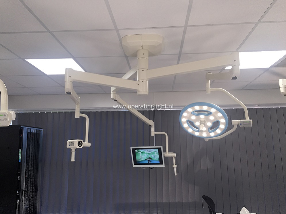 Hollow type surgical operating lamp with camera