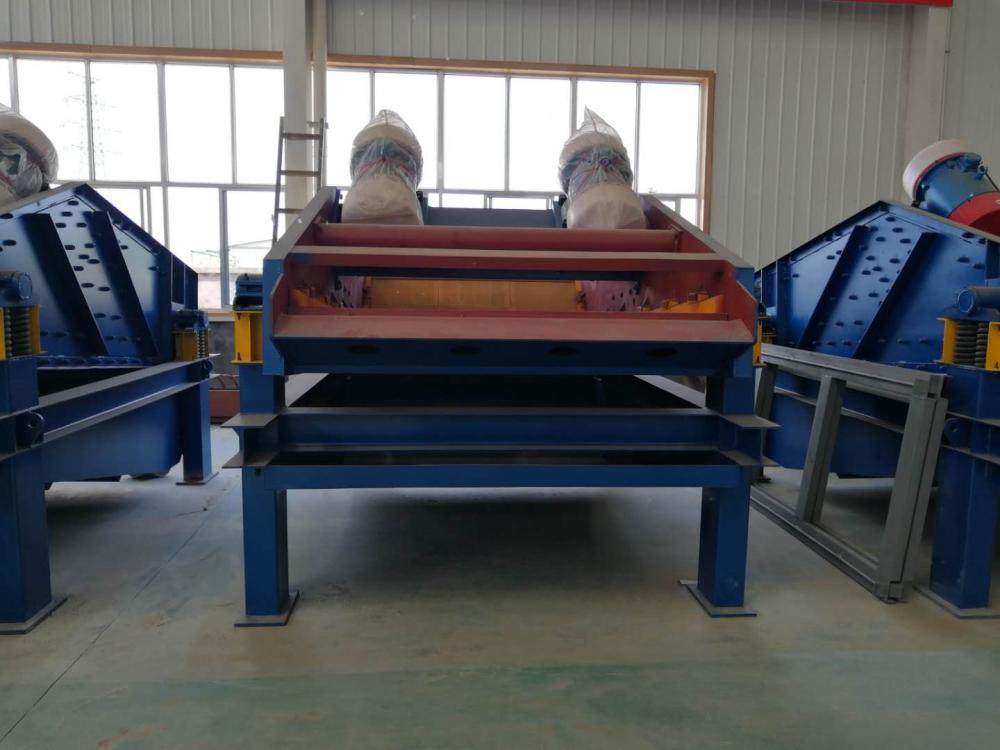 Dewatering vibrating screen with polyurethane mesh