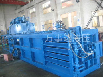 Horizontal manual strapping and baling machine