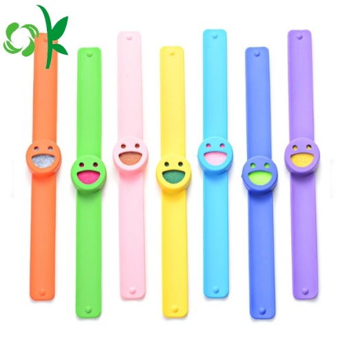 Sonrisa Cartoon Slap Silicona Pulseras repelentes de mosquitos