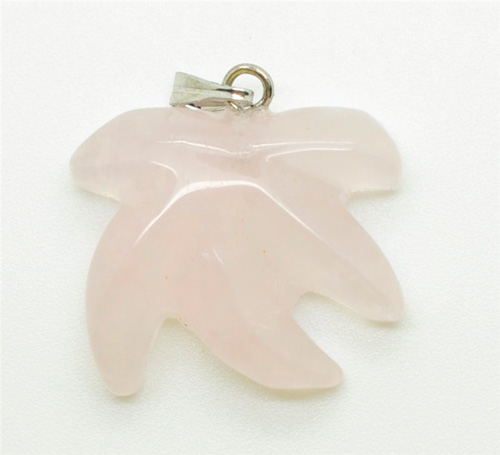 Pendentif en forme de feuille d&#39;érable avec quartz rose