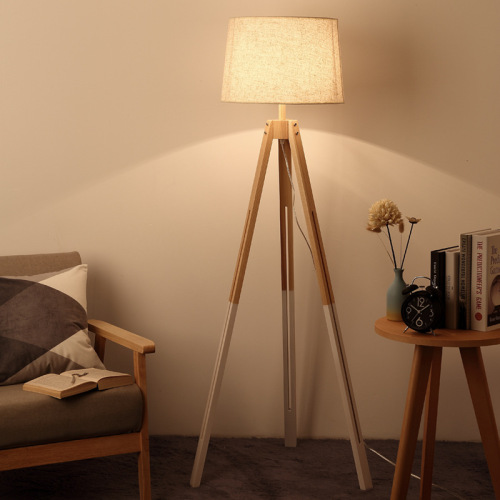 Lampadaire LEDER en bois blanc