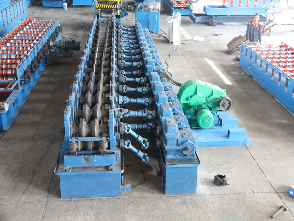 China 4mm Two Waves Highway Guardrail Barrier Roll Forming Machine