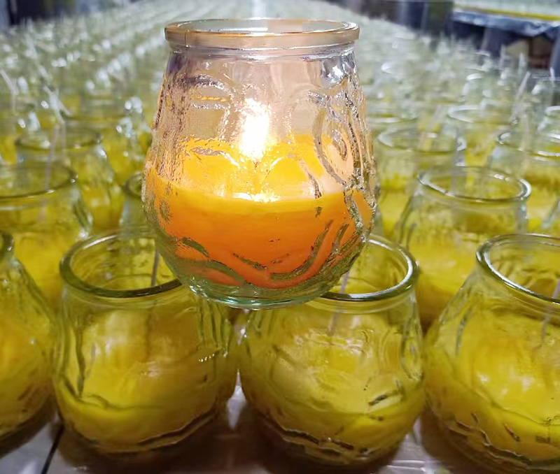 Аб'ёмнае металічнае вядро. Летні сад, які закрывае свечкі з цытранелы