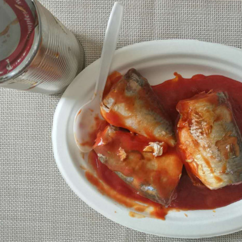 Maquereau en conserve avec couvercle facile à ouvrir dans une sauce tomate