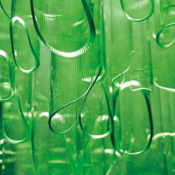 Lustre en verre vert dans le hall du restaurant