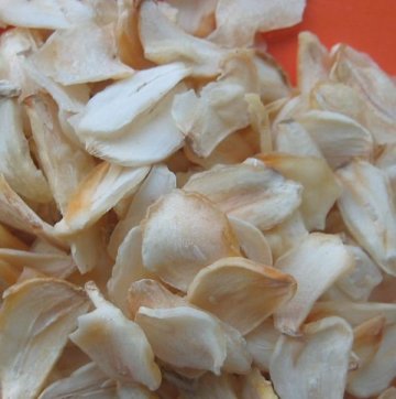 dry garlic flakes