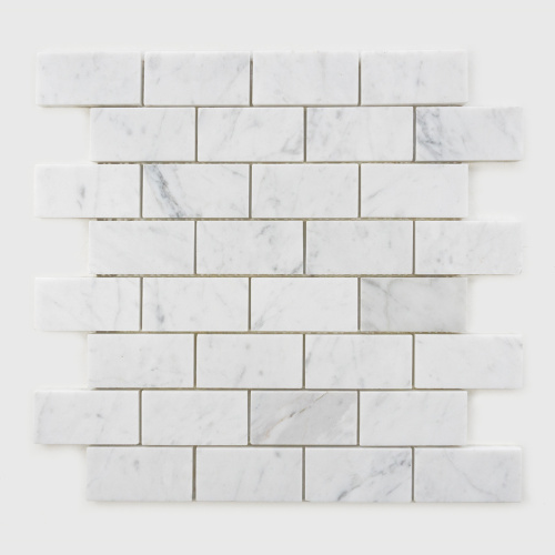 All'interno della cucina muro di pietra in marmo bianco Carrara