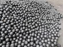 Wear-resistant casting balls for mines