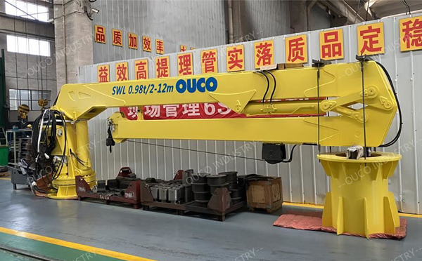 Knuckle boom ship crane