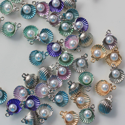 Venta al por mayor 100 unids / lote encantos de concha de mar de perlas artificiales DIY encantos de mar océano colgante accesorios de joyería