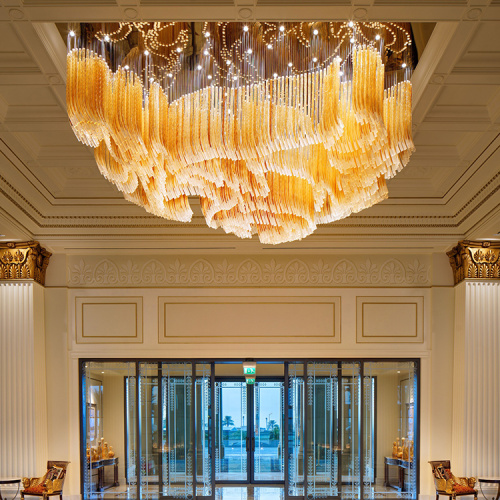 El tubo de cristal de la flor del vestíbulo del hotel llevó la luz de la lámpara