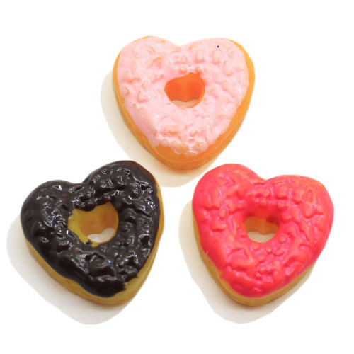 Donut de corazón de resina barato con abalorios de espalda plana con agujeros, cuentas de decoración hechas a mano, collar con colgante para niñas, tienda de joyería para encontrar