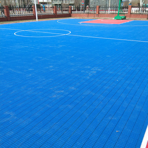 Las baldosas entrelazadas de la cancha pintan piso de baloncesto al aire libre