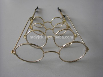 Many sizes of metal glasses for dolls