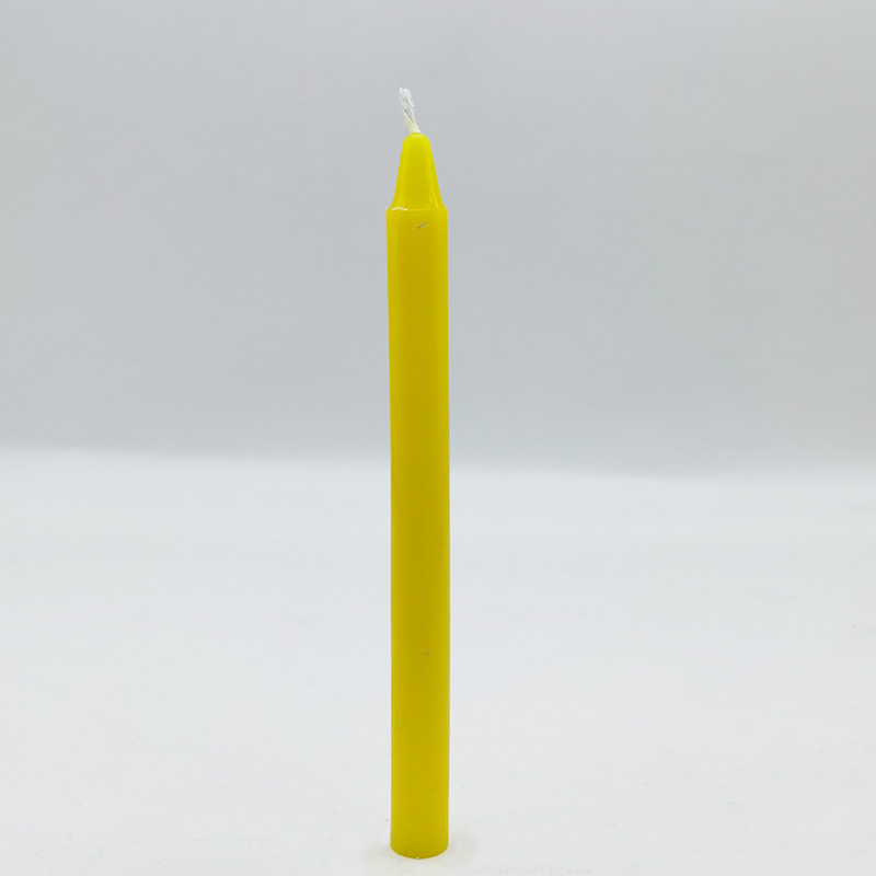 Жоўтыя каляровыя свечкі Паўднёвы Судан прытрымлівацца малітоўных свечак