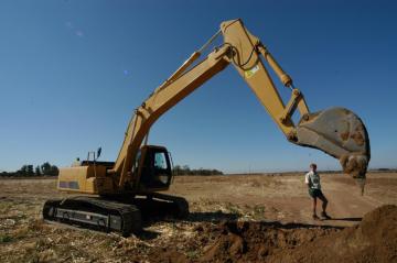 Heavy duty crawler excavator