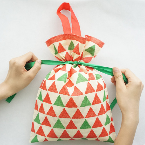 Κόκκινο τρίγωνο μοτίβο Χριστουγεννιάτικες μη υφασμένες τσάντες δώρων
