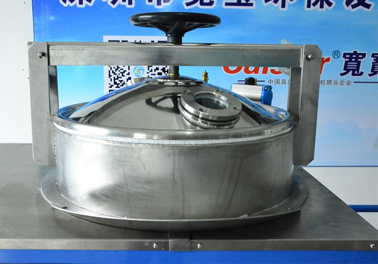 Solvent recovery machine for sports equipment