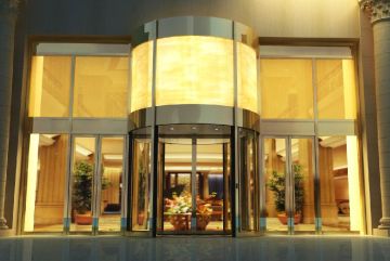 Main entry automatic revolving door for hotel