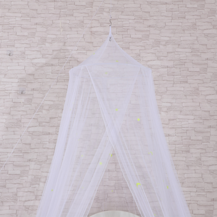 White suspended ceiling mosquito net bedspread