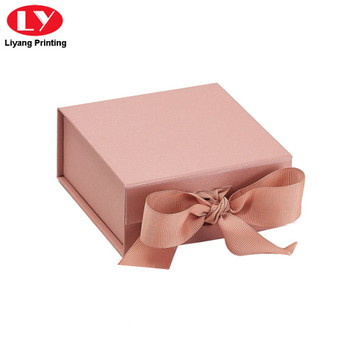 Caja de regalo plegable magnético de oro rosa con cinta