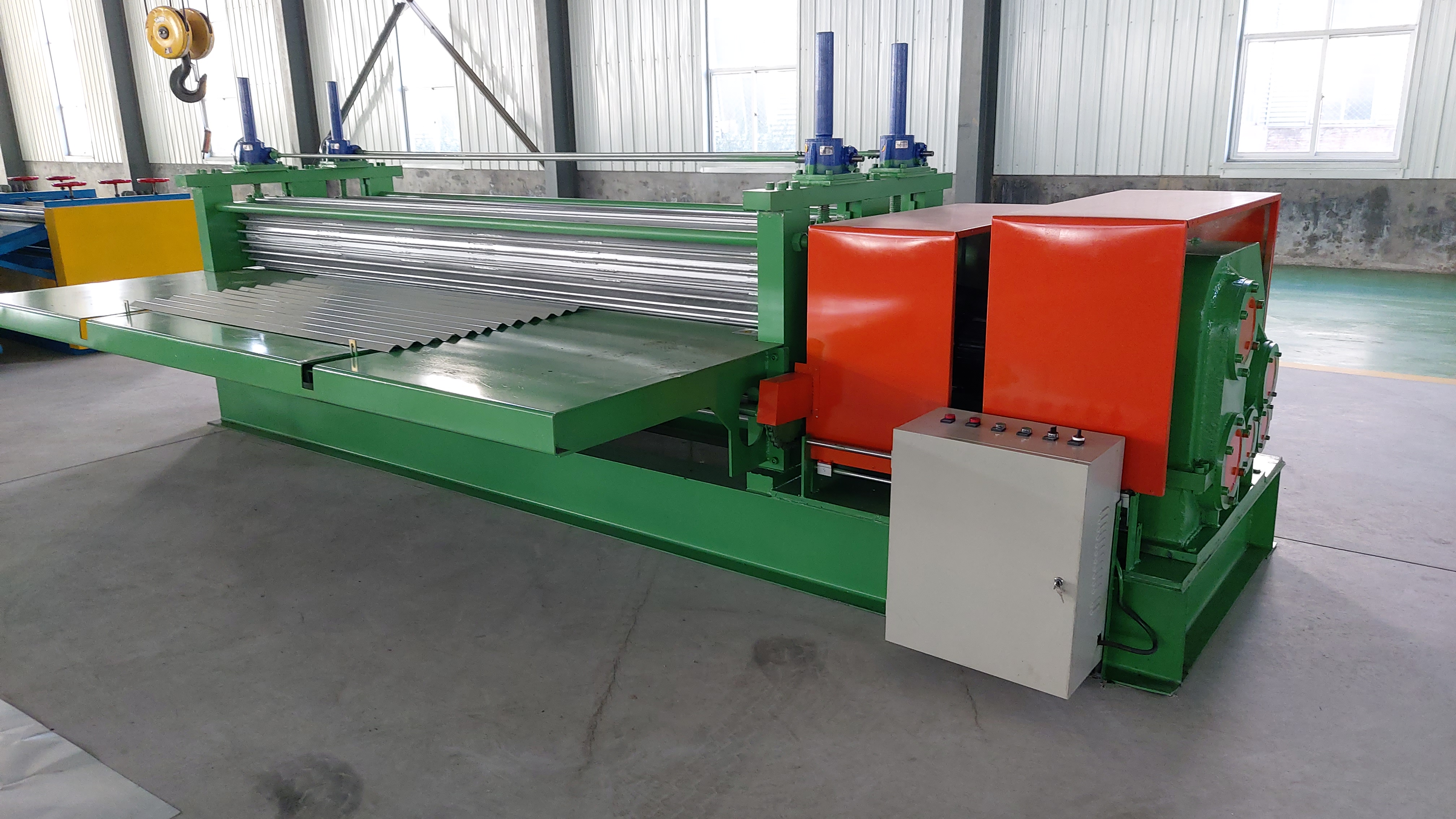 Thin material barrel type metal sheet corrugation machine