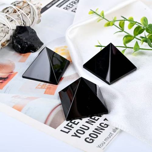 用于冥想的晶体愈合能量金字塔