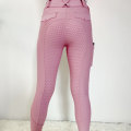 Mulheres rosa montando calças de calça de calça