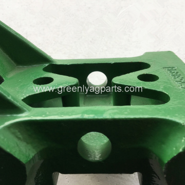 H153898 Suporte do rolete inferior da plataforma John Deere