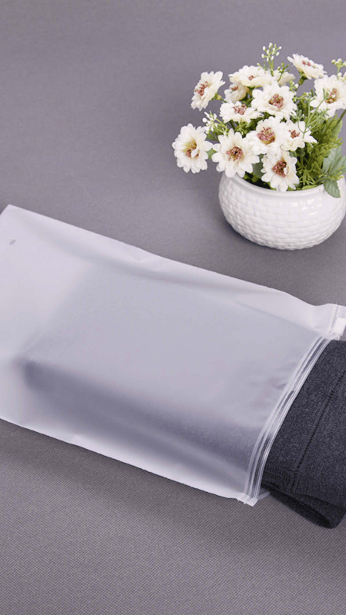 Túi dây kéo trang phục mờ bán trong suốt Semi‑transparent Matte Apparel Zipper Bag
