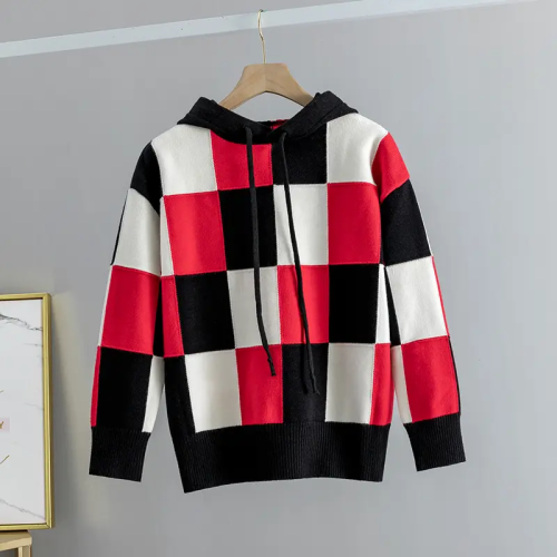 Kontrastgestricker Pullover im Verkauf