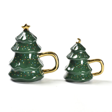 Tasse d&#39;arbre de Noël avec cadeau de Noël au couvercle