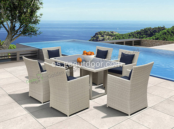 Mesa de comedor rectangular al aire libre con sillas