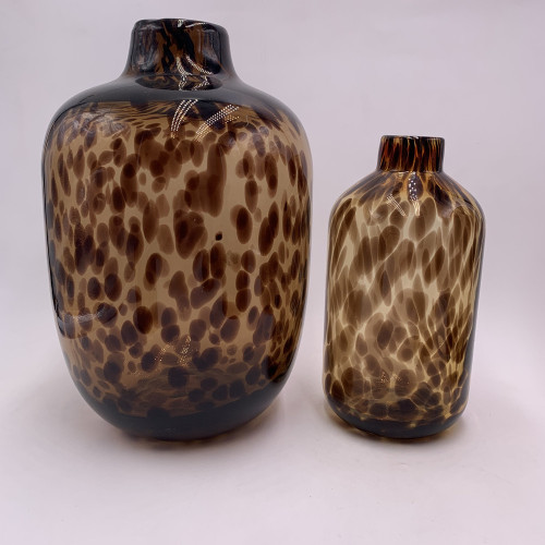 Glasvase mit Leopardenflecken