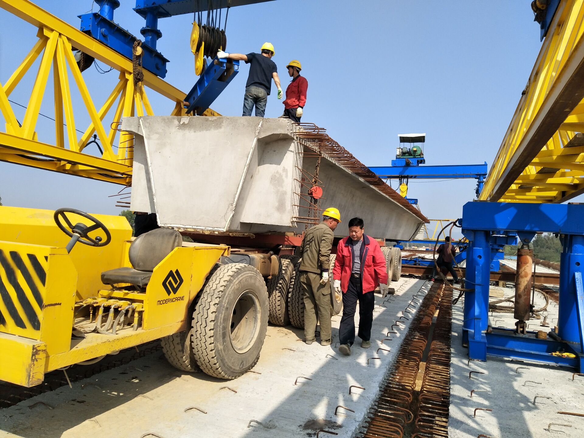 Lattice Girder Highway Girder Launching Gantry Crane with Double Trolley for sale