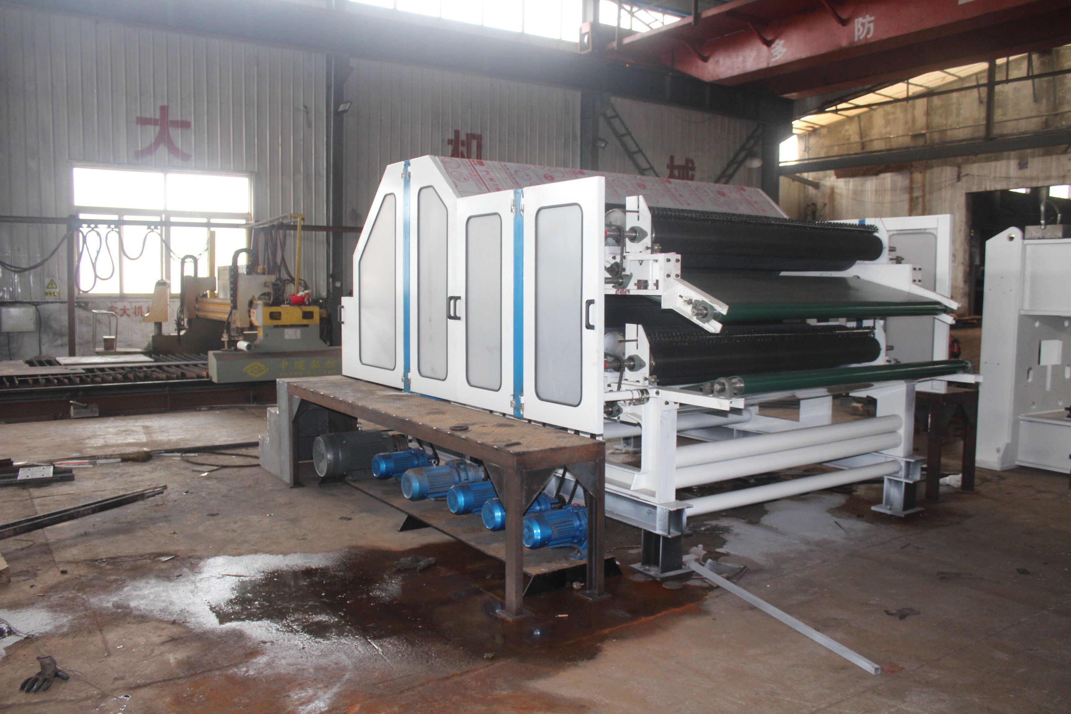 RD A carding machine for handling fibers in a non-woven production line Non woven carding machine