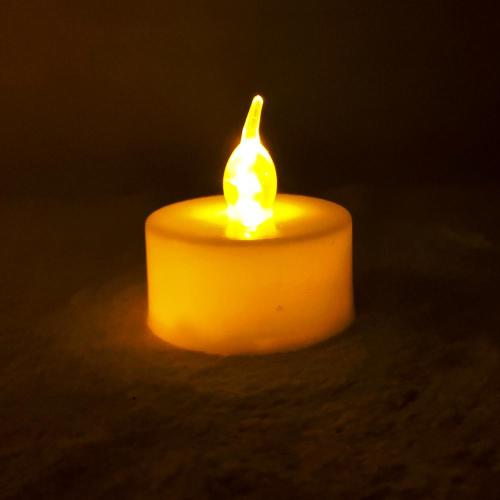 com impressão de luzes de velas LED mudando de cor