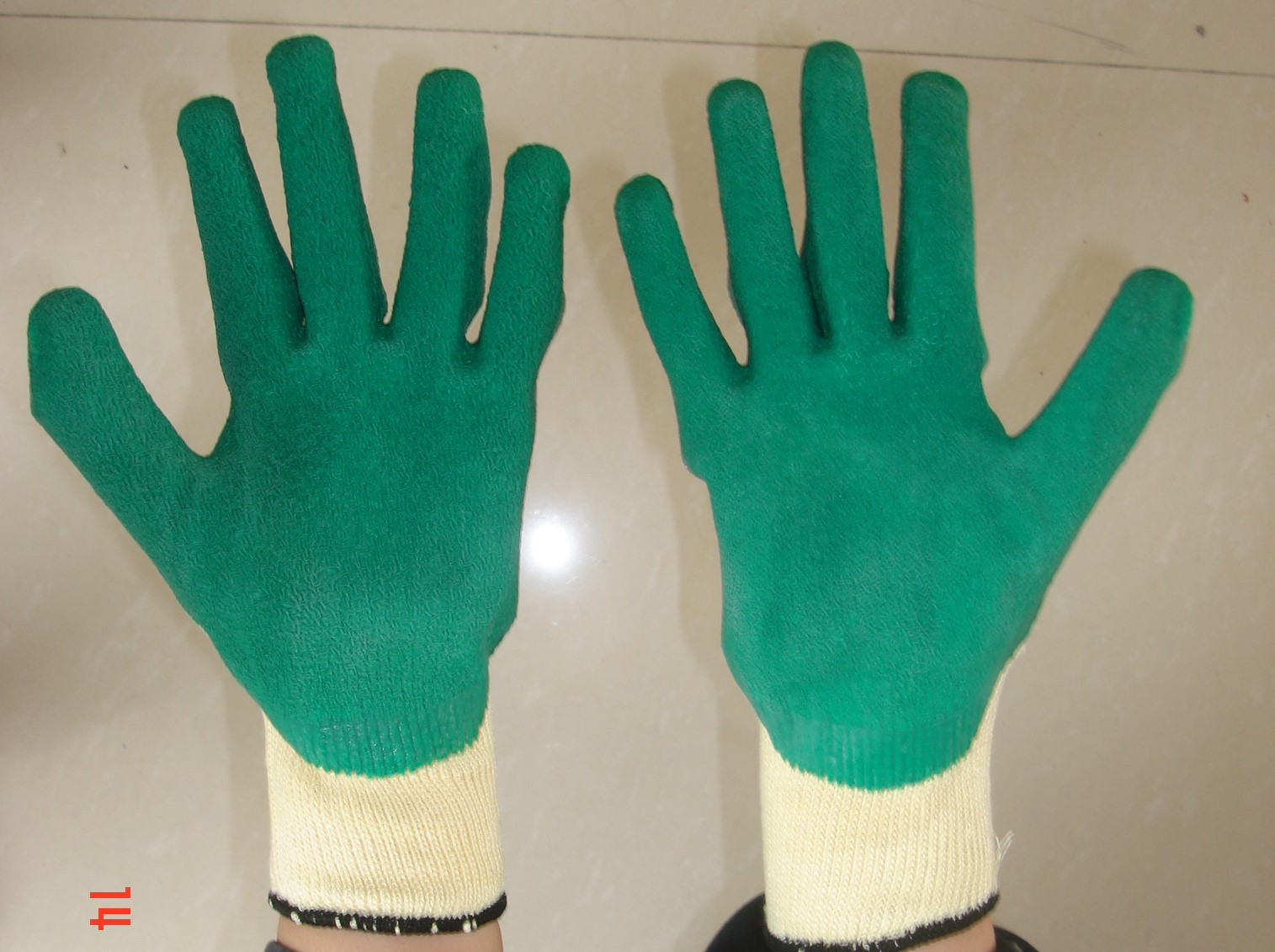 Mit latex-palm-beschichteten Handschuhen