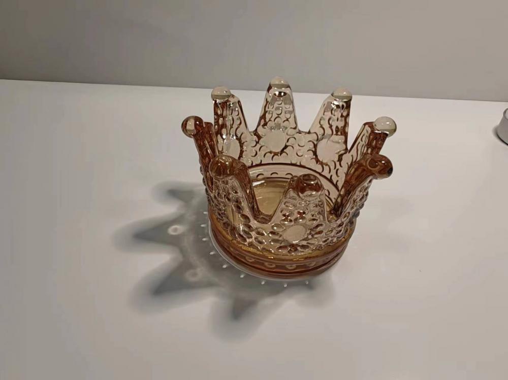 Уладальнікі свечак у форме кароны і дэлікатэс