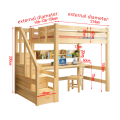 Einfaches praktisches Bett mit Schreibtisch und Leiter