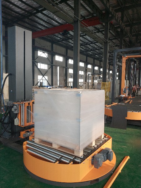 Automatic on-line pallet wrapping machine