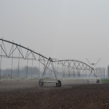 Uma máquina de irrigação translacional com sistema de endireitamento, operação confiável e alta precisão de transmissão aqualina