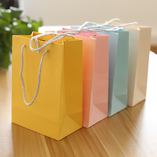 Tek renkli özel baskılı hediye kağıdı taşıma çantaları