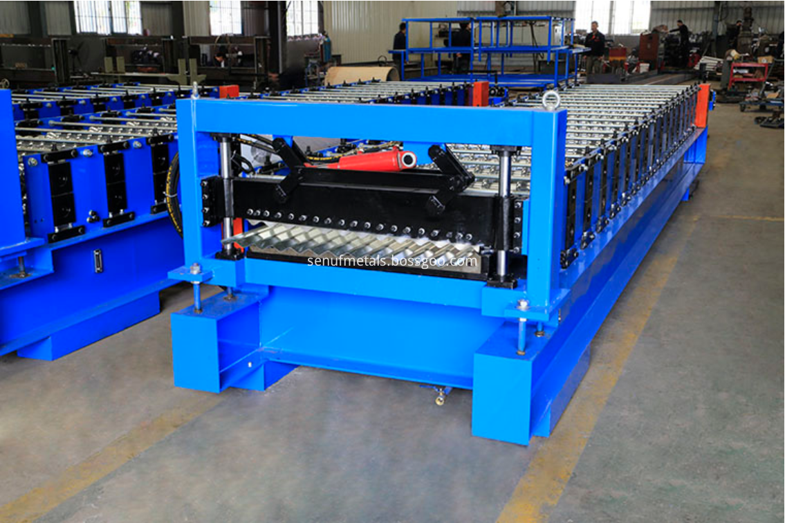Corrgated roof sheet forming machine