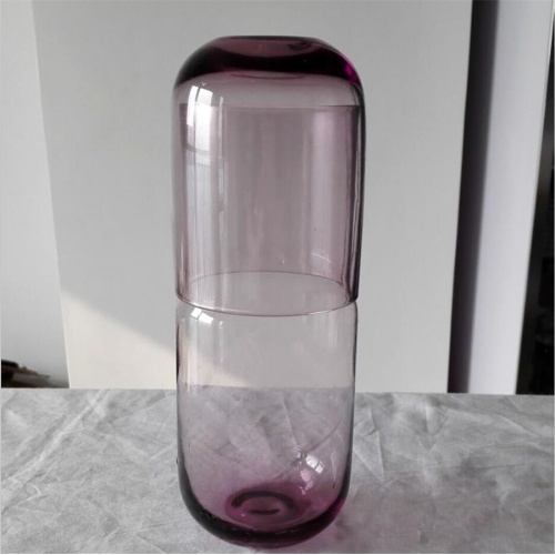 紫色のガラスのカラフとカップのセット