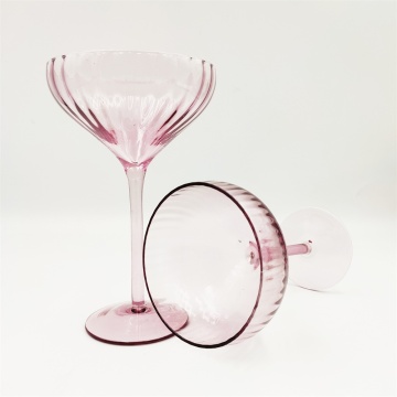 Lila geripptes Cocktailglas