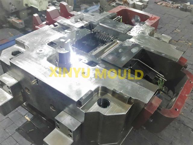 Engine oil pan die